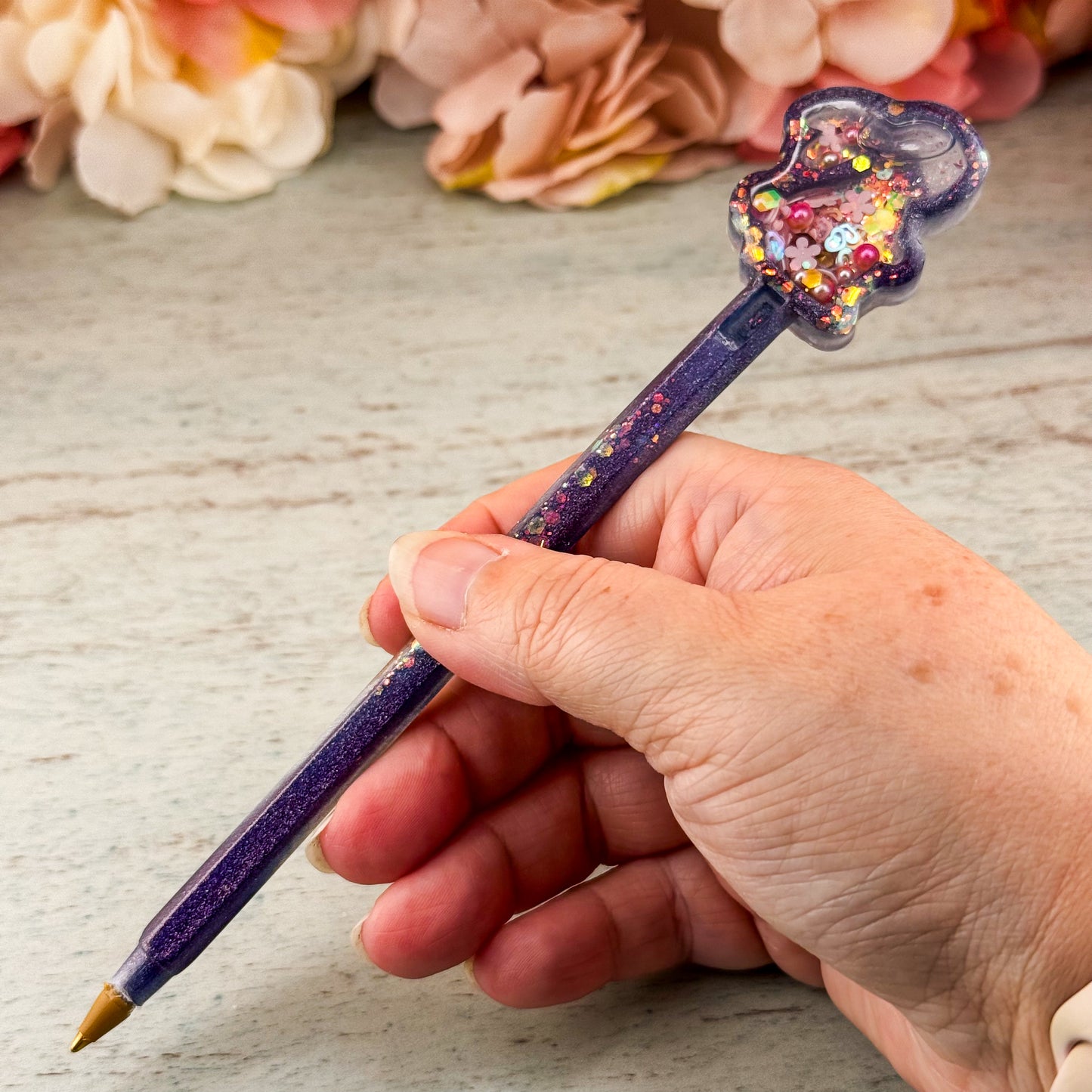 Resin-Stift mit Hasen-Shaker in einer Hand gehalten – zur Veranschaulichung der tatsächlichen Größe