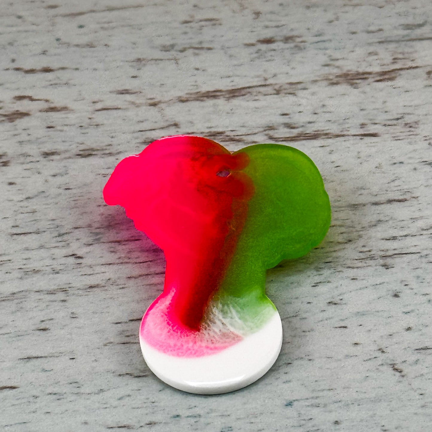 Rückansicht des handgemachten Wagenlösers mit glatter weißer Oberfläche – Resin-Unikat in Herzform