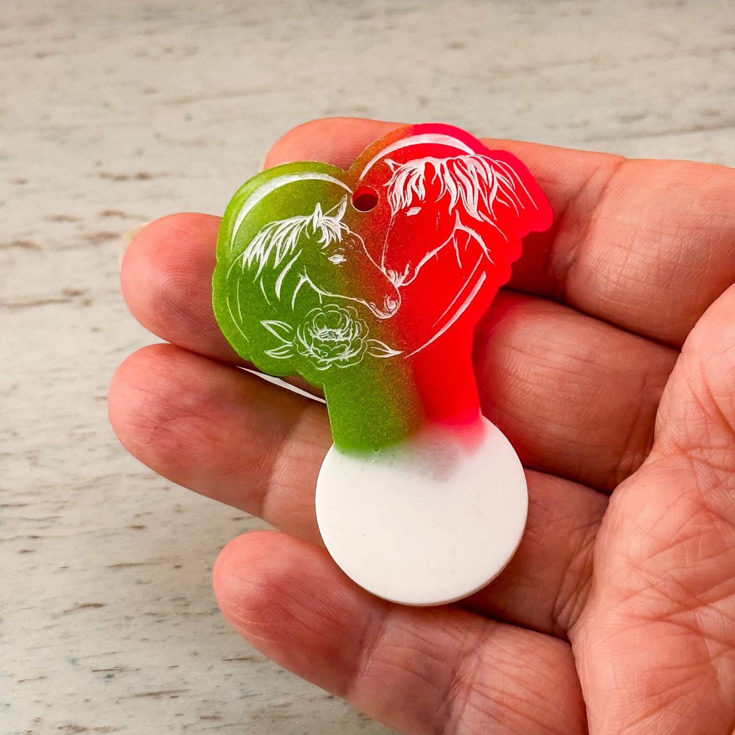 Wagenlöser Pferdeliebe-Motiv im Größenvergleich – Resin-Unikat in Handgröße, ideal für Schlüsselbund oder Einkauf