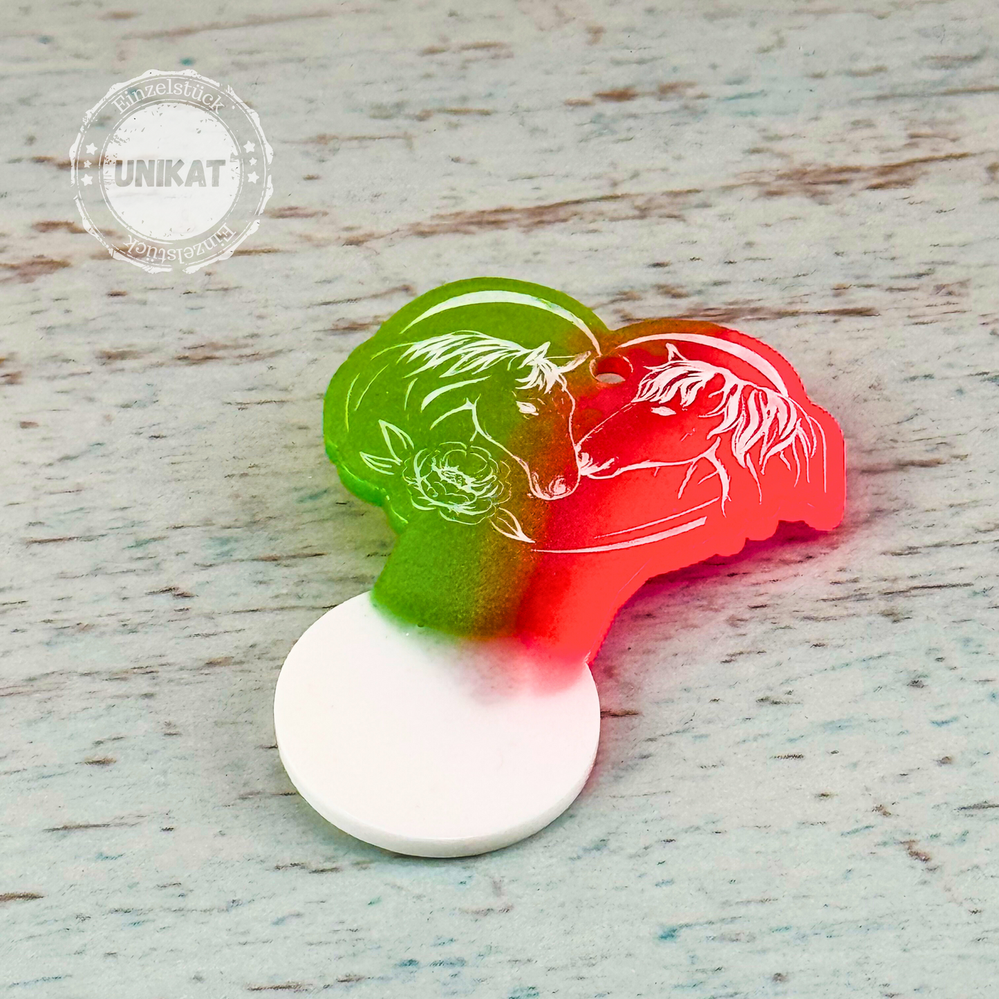 Wagenlöser aus Resin mit Pferdemotiv in Rot-Grün-Weiß – Detailansicht der Vorderseite mit Unikat-Stempel