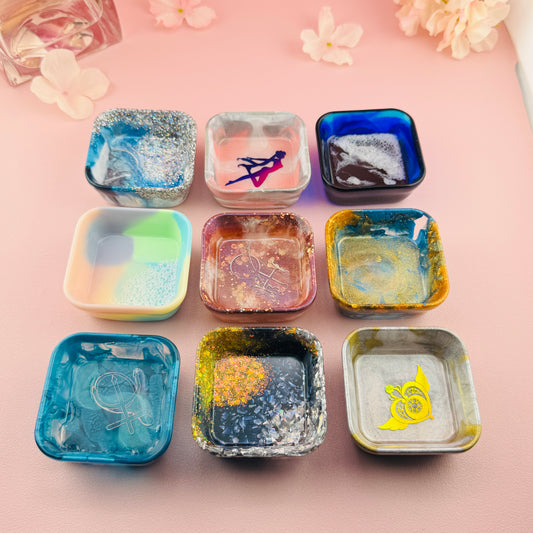 9 handgemachte Resin Schmuckschalen auf rosa Hintergrund mit Kirschblüten – Epoxidharz Ringschale bunt, Unikat Schmuckablage selbst gemacht