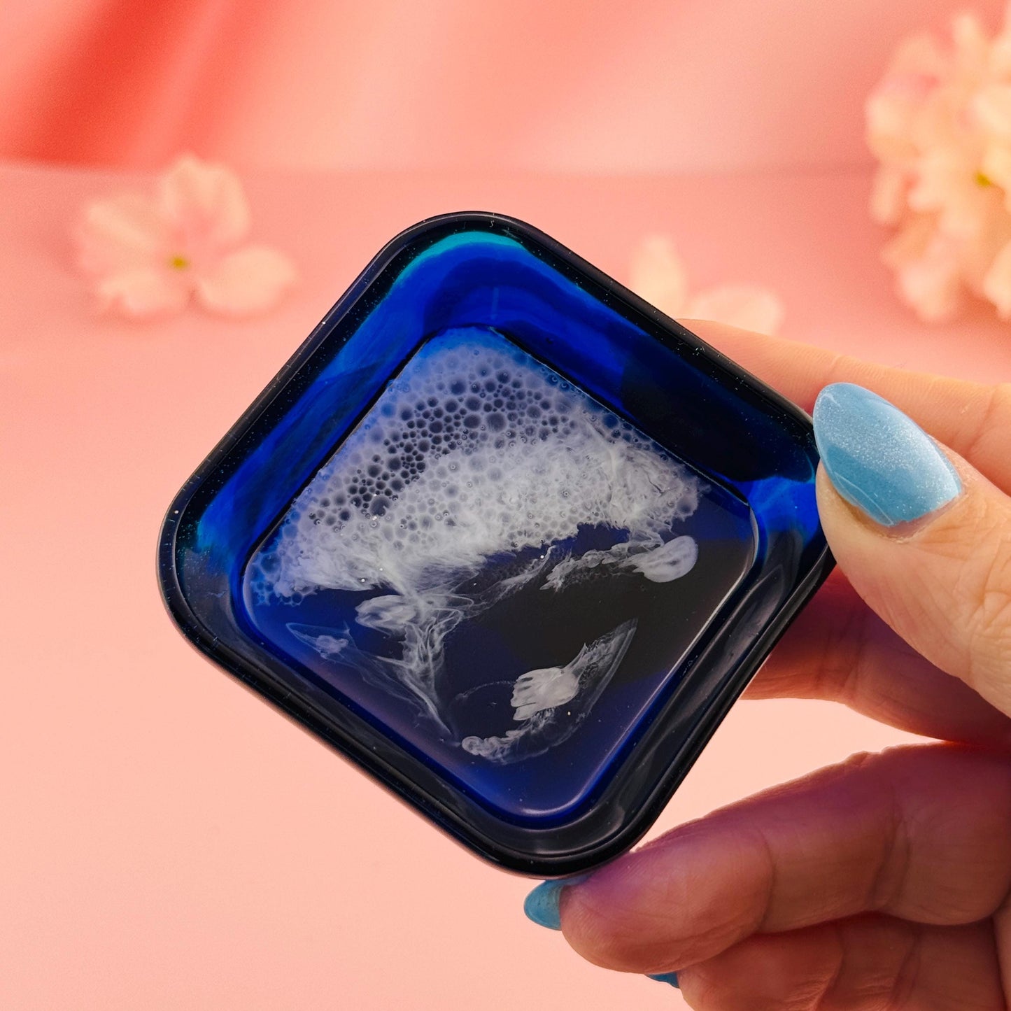 Handgemachte Epoxidharz Schmuckschale Dunkelblau Schwarz mit weißen Wellen – Resin Ringschale Deep Ocean, blaue Schmuckablage Unikat