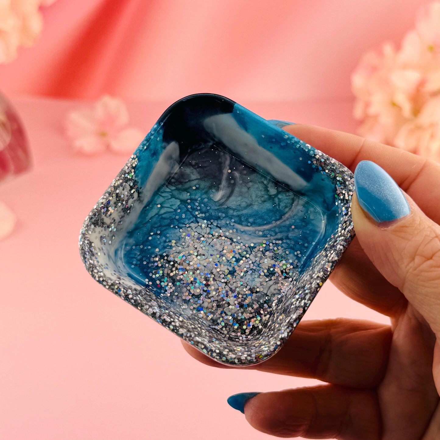 Handgemachte Resin Ringschale Blau Silber mit grobem Glitzer – Epoxidharz Schmuckschale glitzernd, Ringablage Frozen Glam Unikat