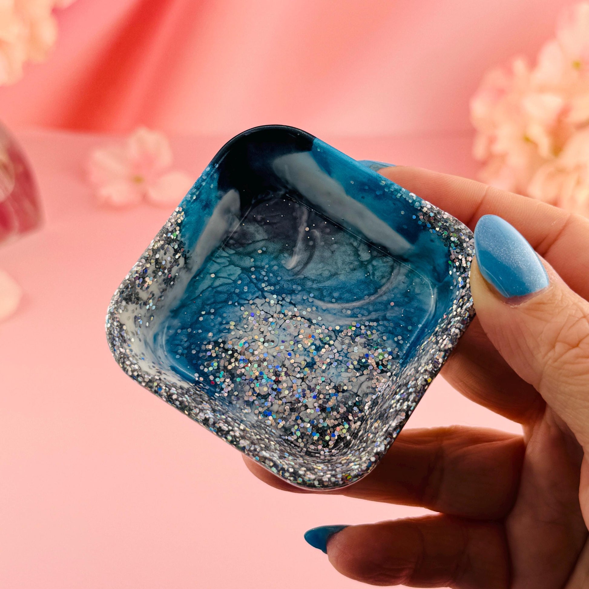 Handgemachte Resin Ringschale Blau Silber mit grobem Glitzer – Epoxidharz Schmuckschale glitzernd, Ringablage Frozen Glam Unikat