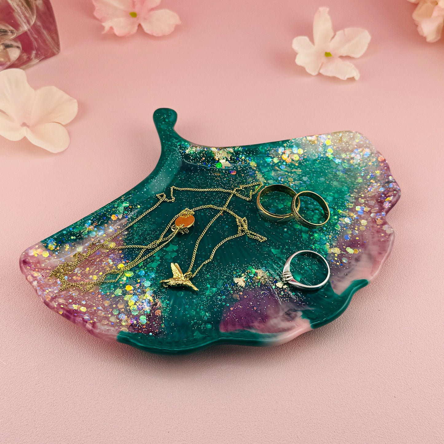 Flache Schmuckschale aus Epoxidharz im Ginkgo Design für Ringe, Ketten und kleine Accessoires