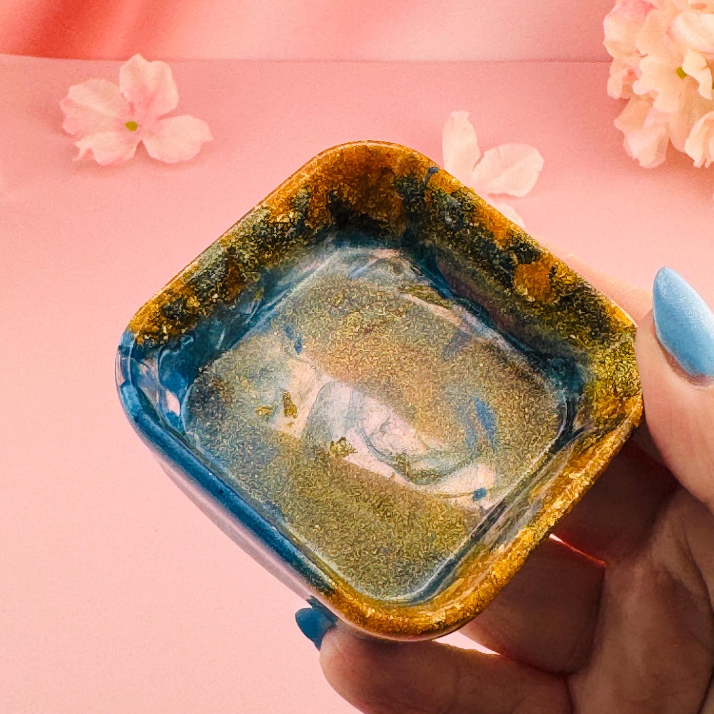Resin Schmuckschale Gold Blau mit Goldglitzer und Flocken – handgemachte Epoxidharz Ringschale, Schmuckablage aus Resin goldig