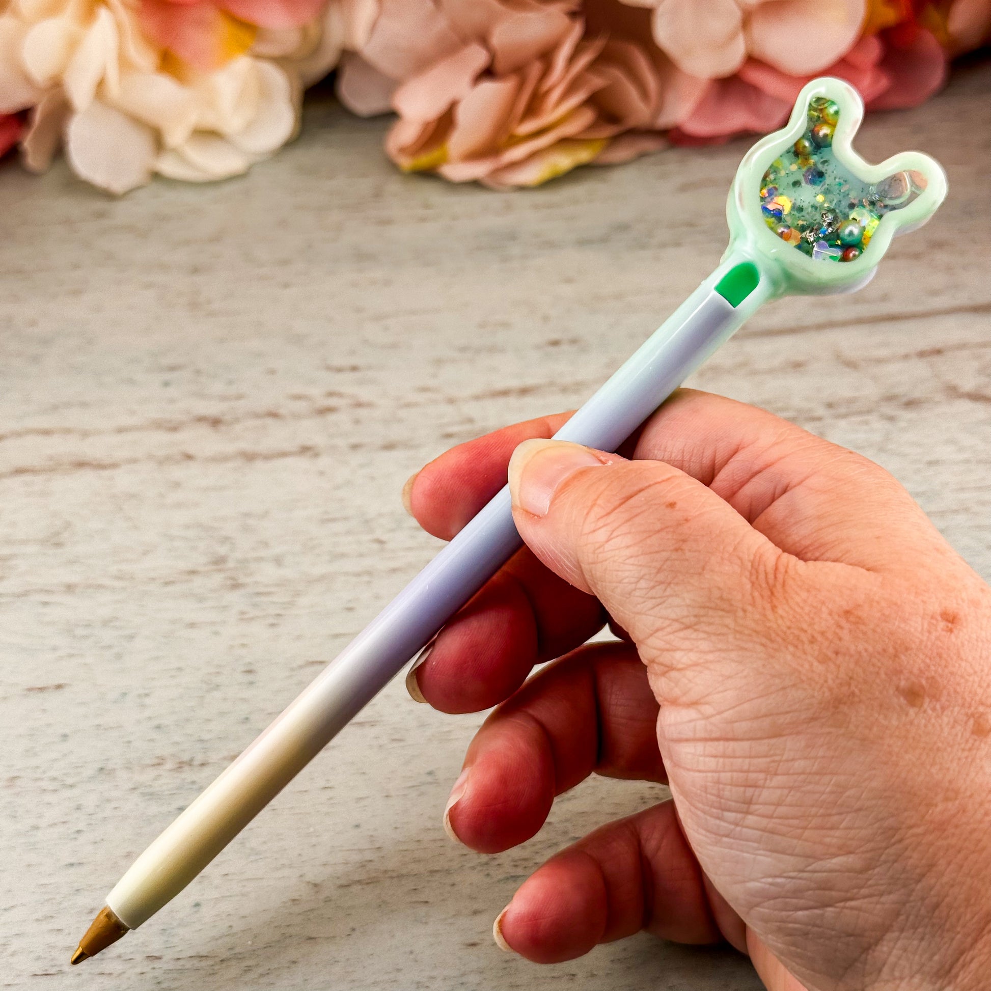 Resin-Stift mit Hasenkopf-Shaker wird in der Hand gehalten – Größenverhältnis gut erkennbar