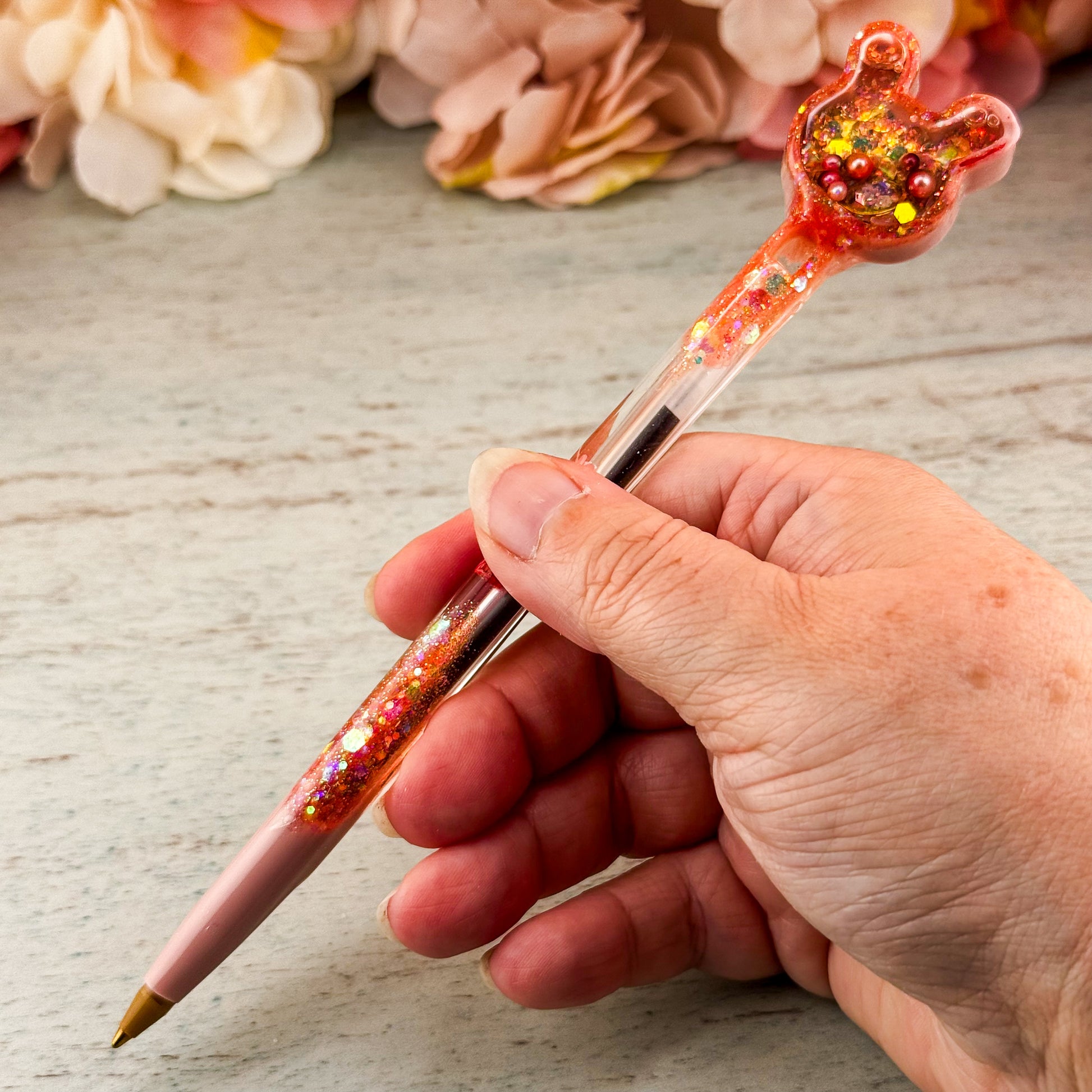 Resin-Stift mit Hasenkopf-Shaker wird in der Hand gehalten – Größenvergleich zur besseren Einschätzung