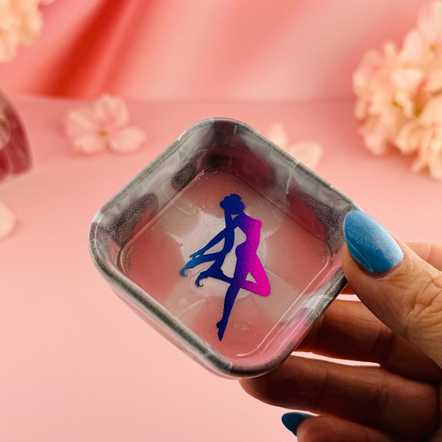 Resin Schmuckschale transparent mit blau-pinker Tänzerinnen Silhouette – handgemachte Ringschale mit Motiv, Epoxidharz Schmuckablage kaufen
