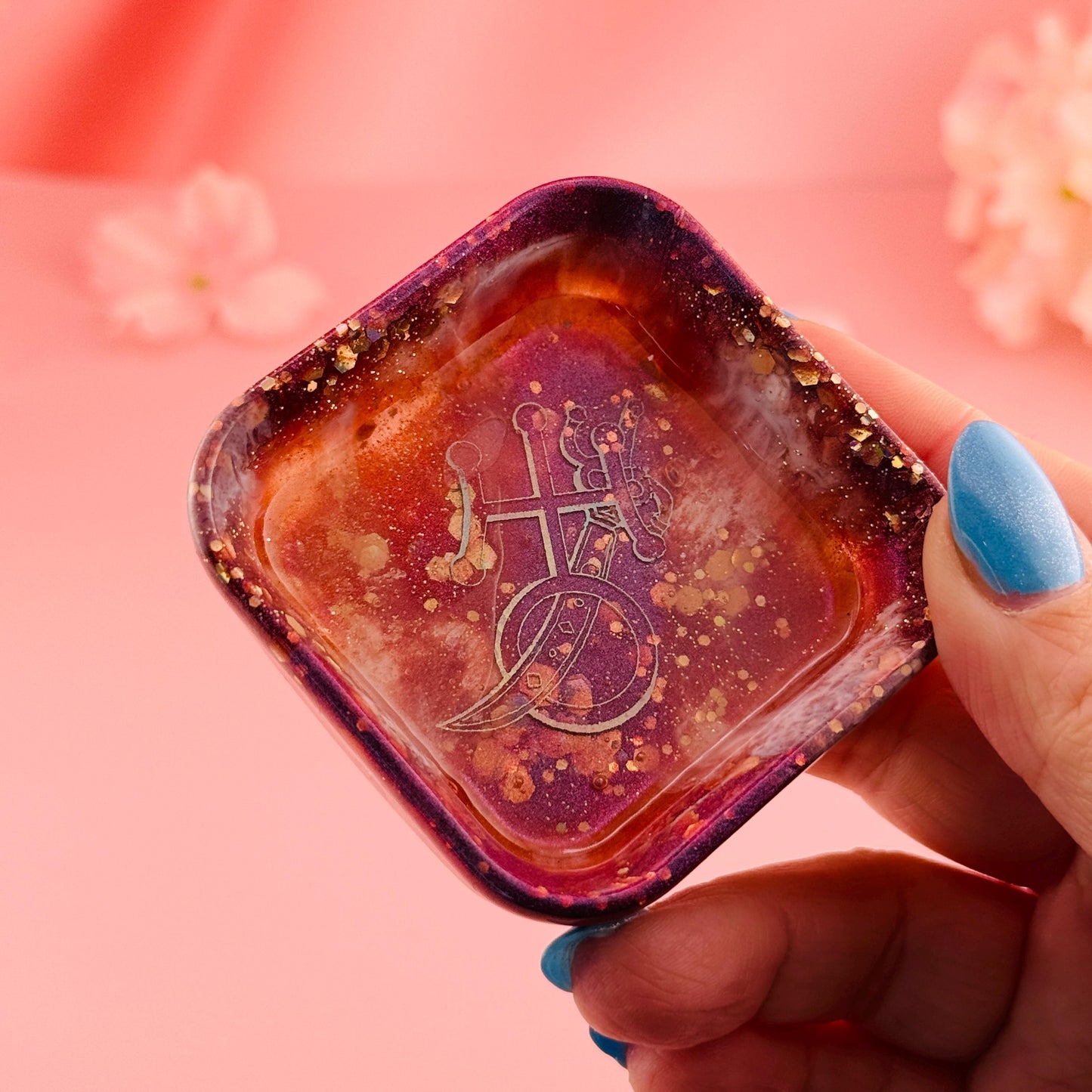 Handgemachte Epoxidharz Schmuckschale Rot Lila mit Symbol und Goldglitzer – Resin Ringschale mit Motiv, Schmuckablage bunt Unikat
