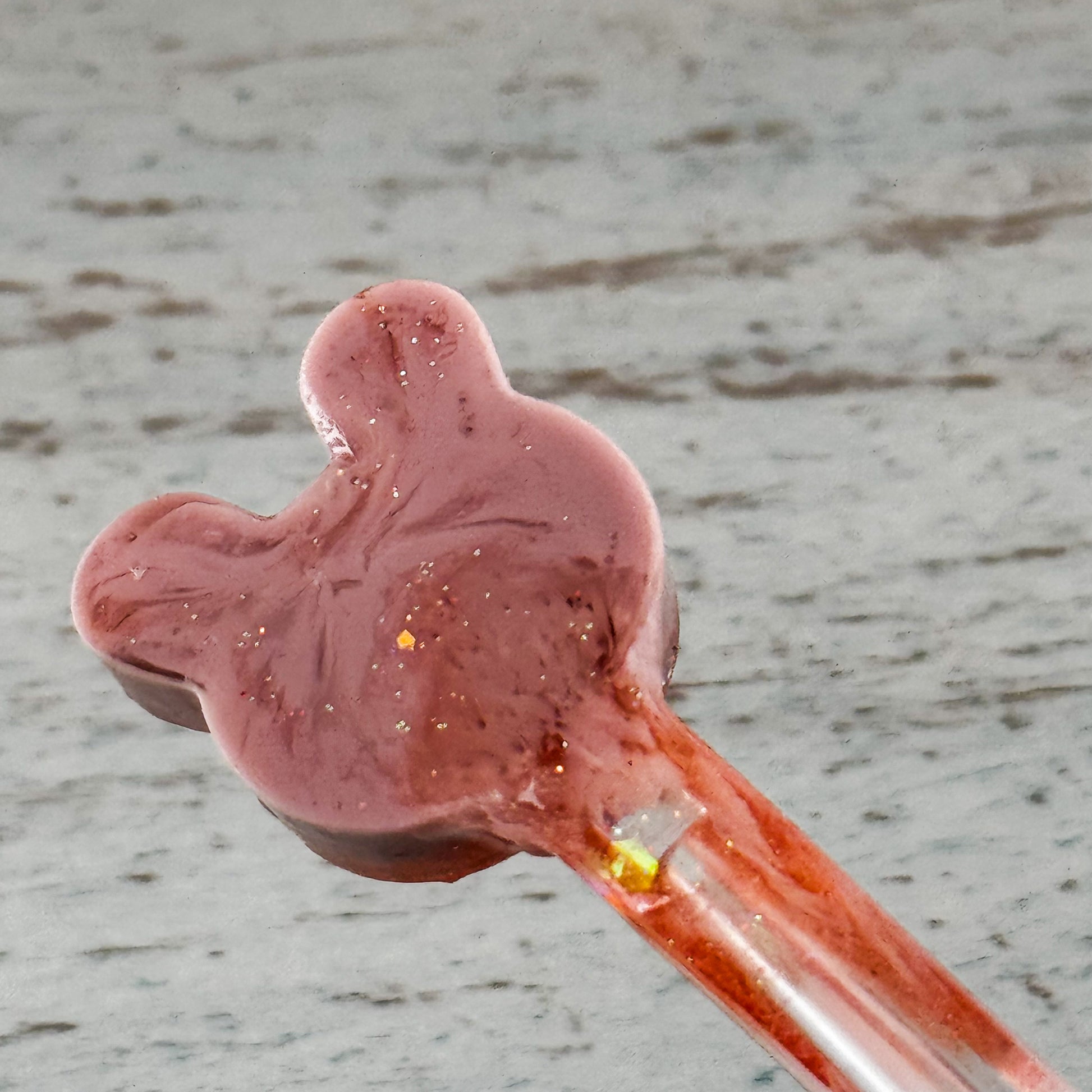 Rückseite des Resin-Stifts, kleine Unregelmäßigkeit als B-Ware-Merkmal angedeutet