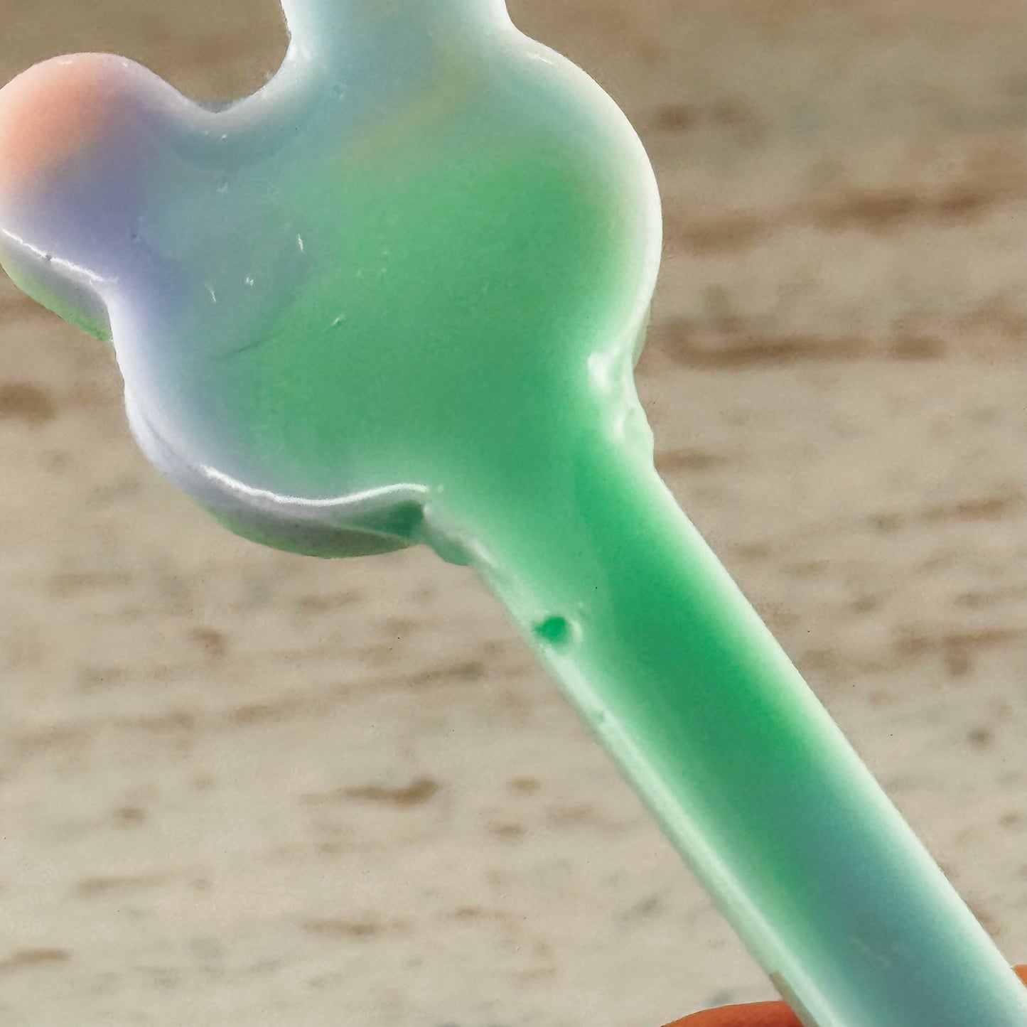 Rückansicht des Resin-Stifts mit kleinen sichtbaren Lufteinschlüssen als B-Ware-Merkmal
