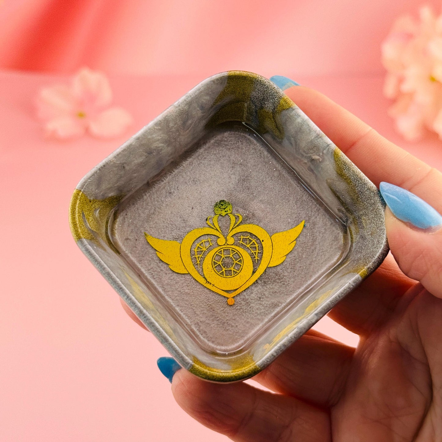 Handgemachte Resin Ringschale Grau Gold mit goldener Brosche Applikation – Epoxidharz Schmuckschale Unikat, Ringablage mit Motiv kaufen