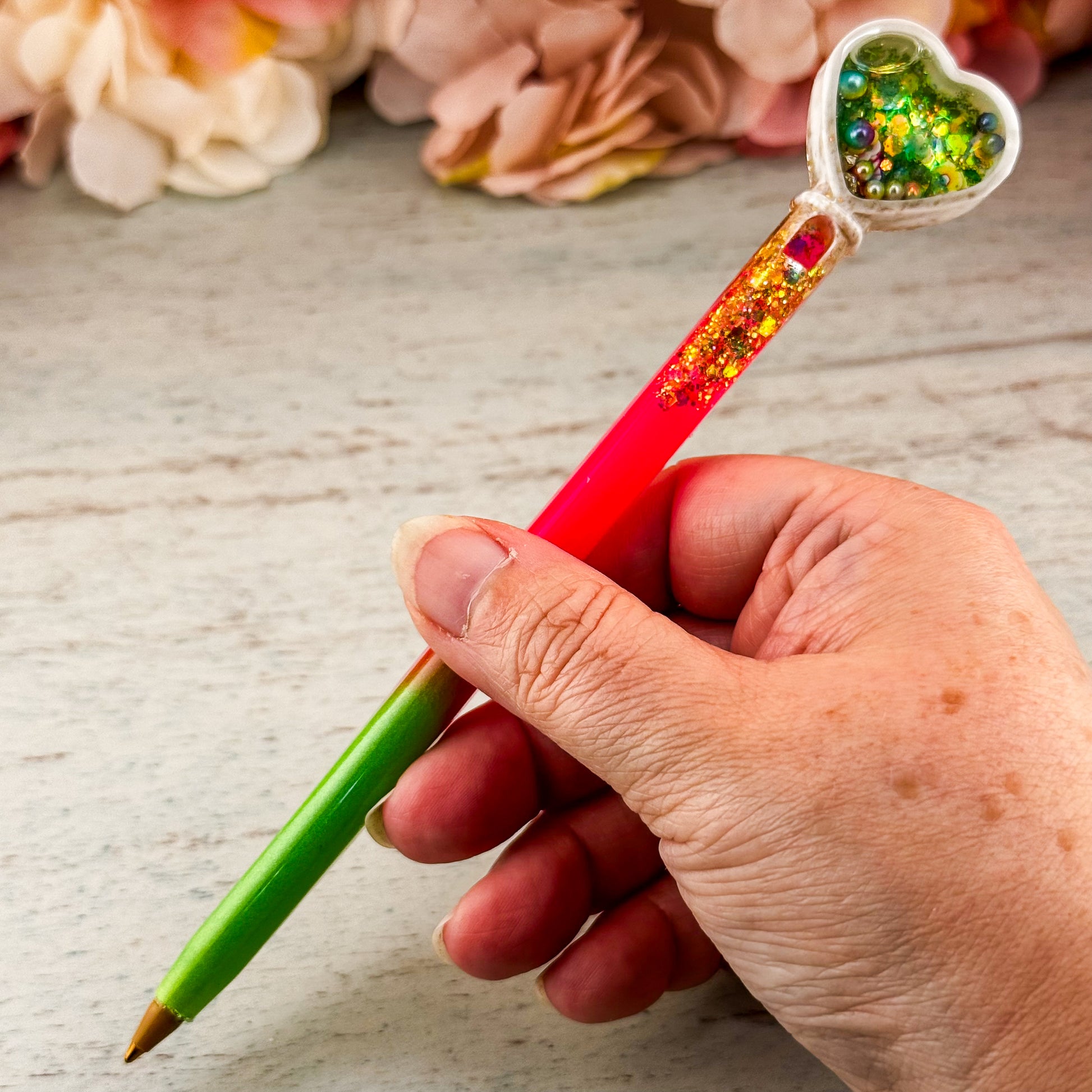 Shaker-Stift mit auswechselbarer Mine in einer Hand gehalten, zum Größenvergleich