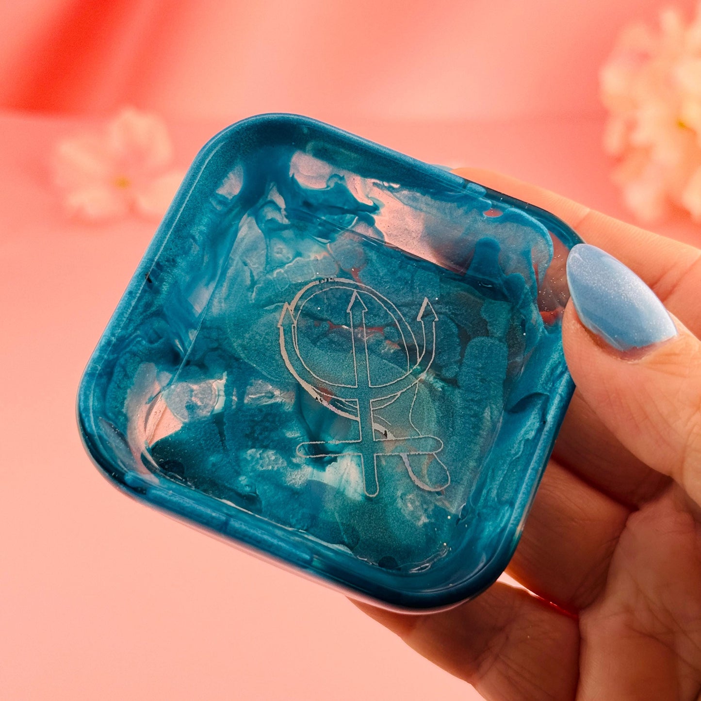Handgemachte Resin Schmuckschale in Türkis-Blau mit eingraviertem Symbol – Epoxidharz Ringschale Unikat, blaue Schmuckablage aus Resin
