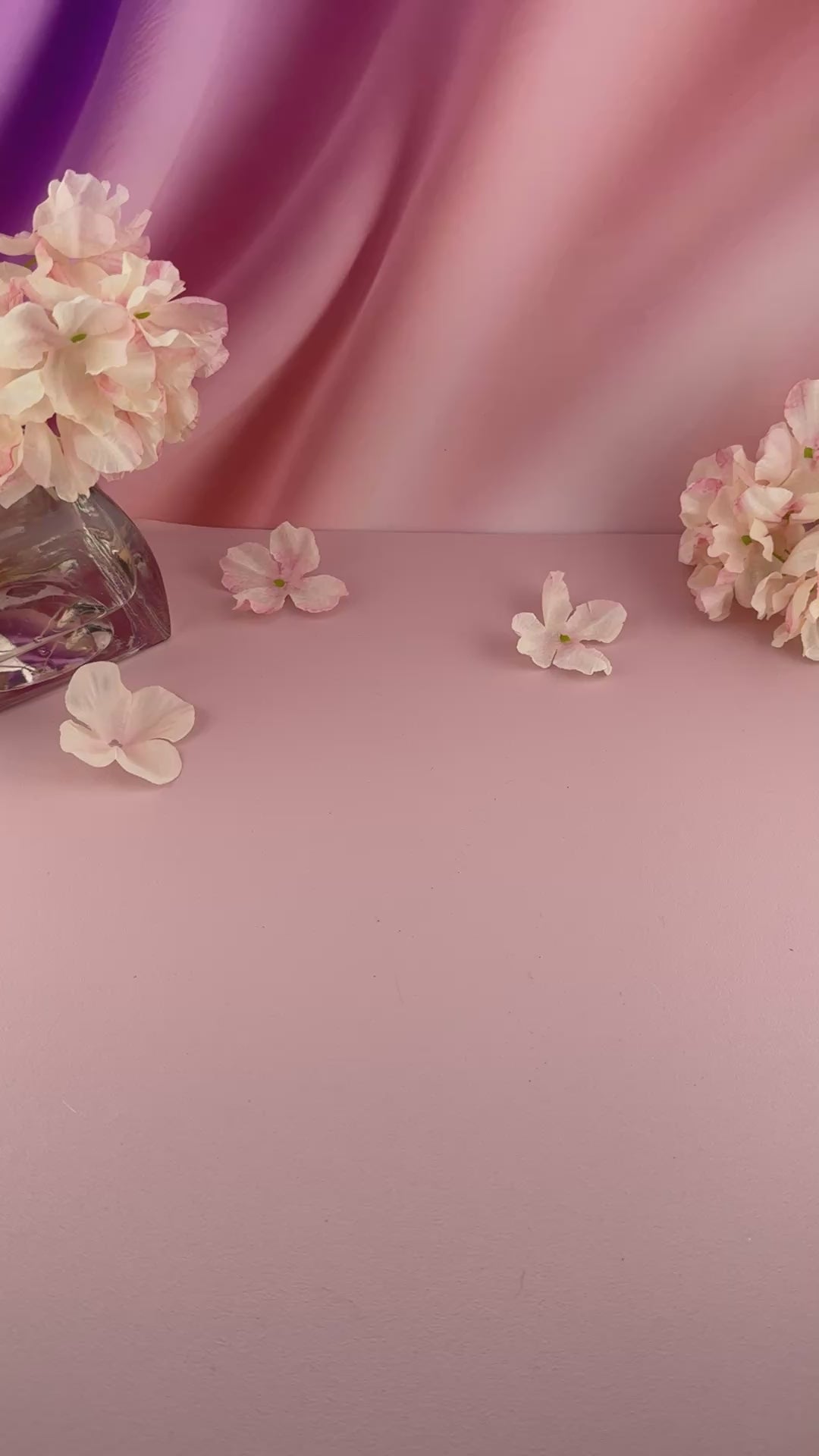 Video eines handgemachten Ginkgo Schmucktabletts aus Epoxidharz mit Ansicht der Vorderseite und Rückseite des flachen Tabletts